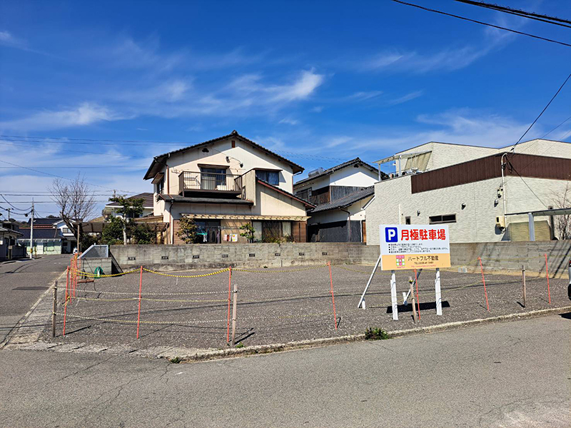 �����s�g�~�l�̓y�n����ь��ɒ��ԏ�